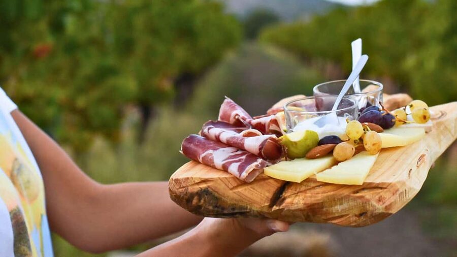 Alghero: lunch or dinner in the vineyard - A countryside meal with wine at its center