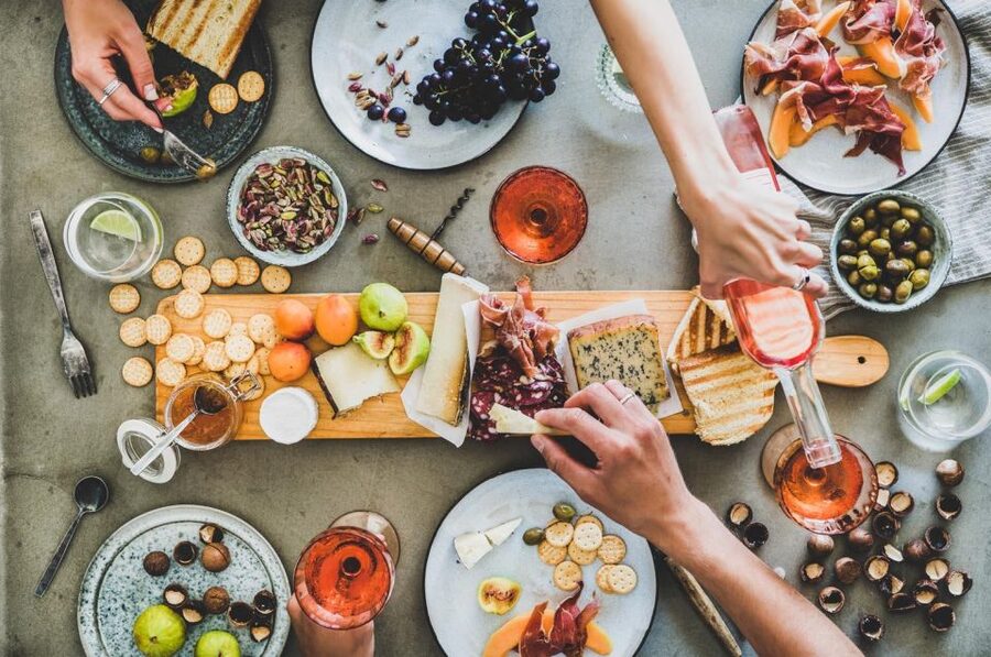 Alicante: Food Walking Tour with Wine Tasting and Tapas - The guide makes the difference