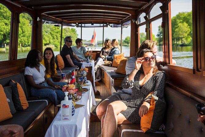 Amsterdam Canal Cruise with Cheese and Wine - What you actually drink and eat