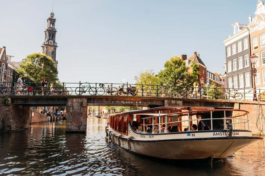 Amsterdam: Classic Saloon Boat Cruise with Cheese & Wine - De Negen Straatjes and the Golden Bend