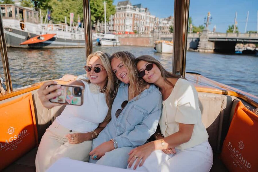 Amsterdam: Classic Saloon Boat Cruise with Cheese & Wine - Groenburgwal and the Dancing Houses