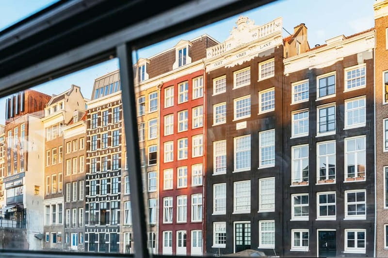 Amsterdam: Cozy Cheese & Wine Cruise Tasting Experience - Damrak to the historic Canal Belt