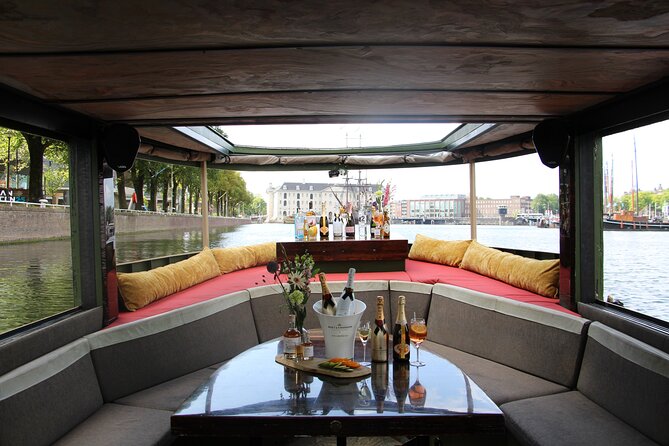 Amsterdam: Luxury Boat Cruise Unlimited Cocktails, Beers & Wines - How the hour usually feels
