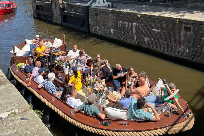 Amsterdam Luxury Boutique Boat tour with Unlimited Beer and Wine - The open bar: good value, with a catch