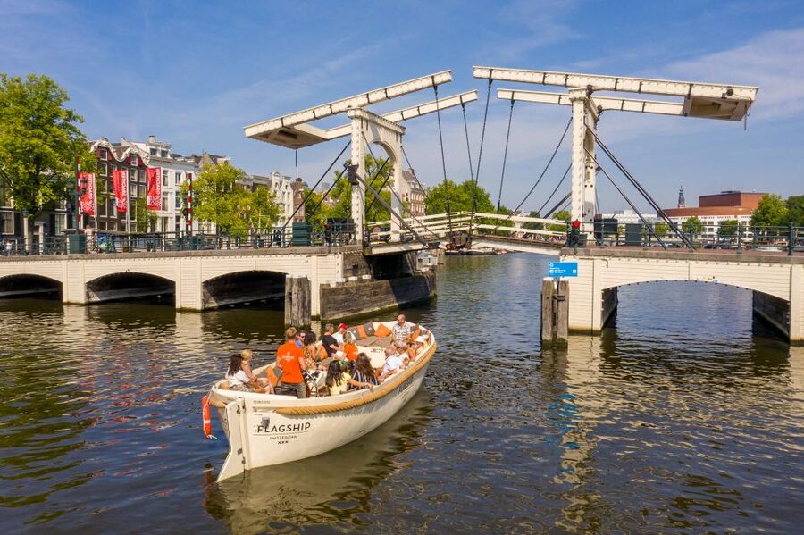 Amsterdam: Private Prosecco Canal Cruise Tour - Why the skipper matters