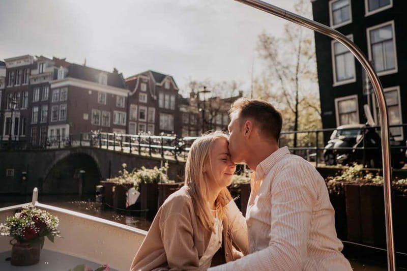 Amsterdam: Private Romantic Canal Cruise w. Prosecco/Snacks - Lijnbaansgracht and Prinsengracht show two sides of Amsterdam