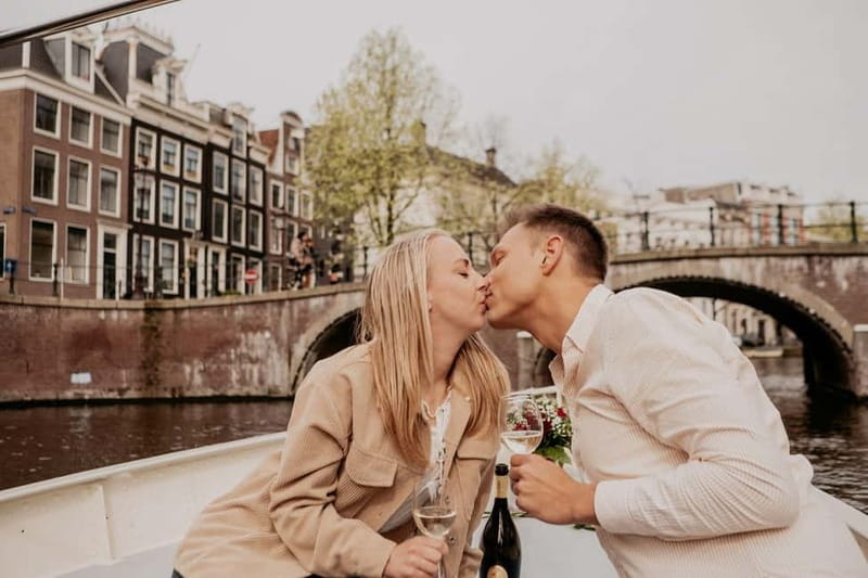 Amsterdam: Private Romantic Canal Cruise w. Prosecco/Snacks - The Skinny Bridge brings the classic Amsterdam view