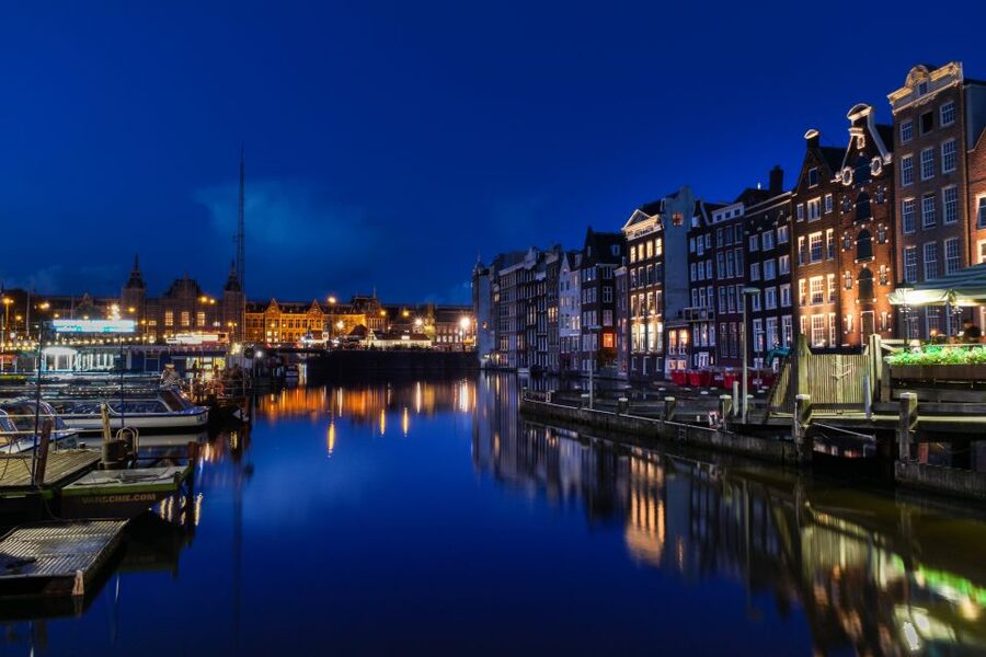 Amsterdam: Private Romantic Evening Boat Tour with Prosecco - Meeting Valentine at Keizersgracht 401