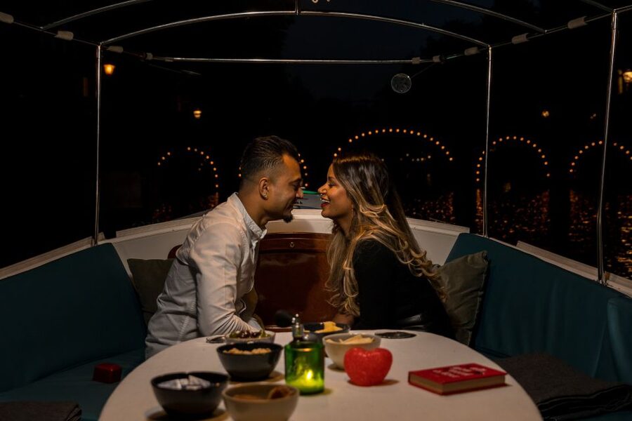 Amsterdam: Private Romantic Evening Boat Tour with Prosecco - Reguliersgracht and the famous bridge views