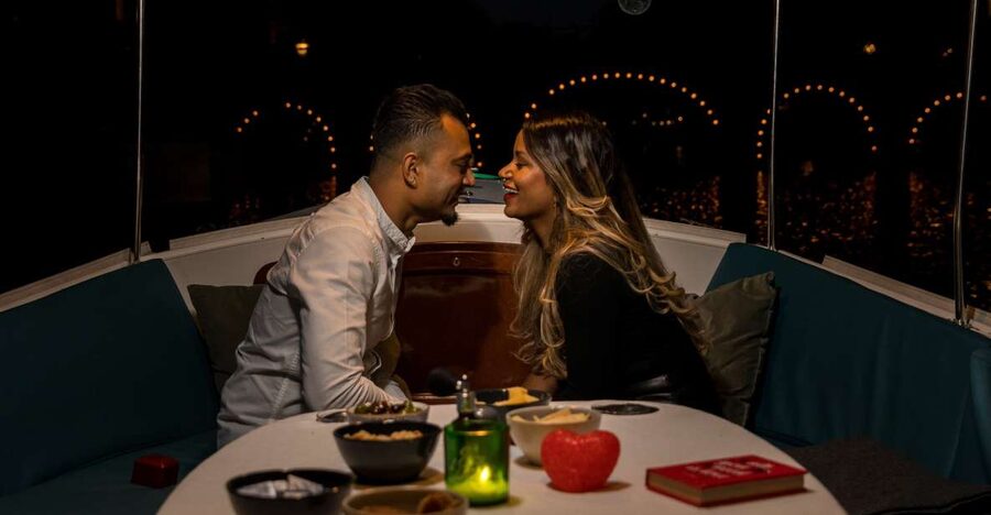 Amsterdam: Private Romantic Evening Boat Tour with Prosecco - What the private format is worth
