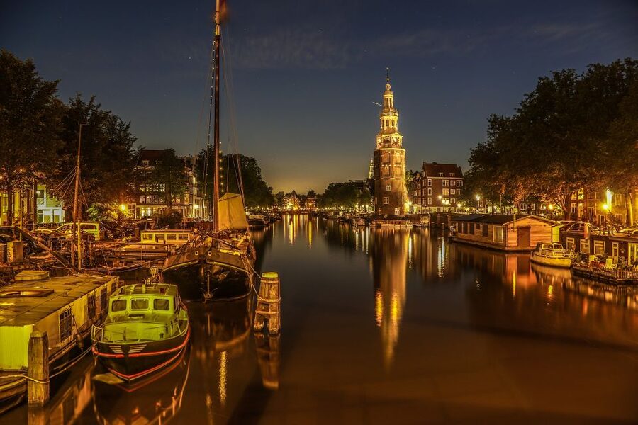 Amsterdam: Private Romantic Evening Boat Tour with Prosecco - The canal belt opens the evening