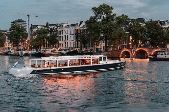 Amsterdam Small-Group Evening Canal Cruise Including Wine, Craft Beer, Cheese - Why an evening cruise works so well in Amsterdam