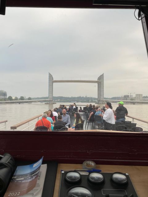 Aperitive guided cruise « Wine and Canelé » - The Bordeaux wine and canelé pairing