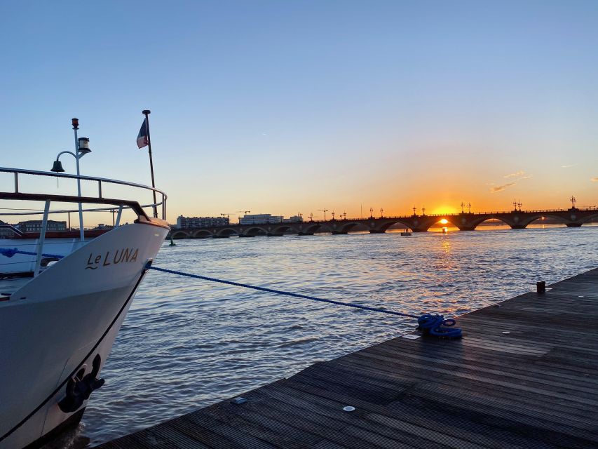 Aperitive guided cruise « Wine and Canelé » - Meeting at Porte Cailhau and the Ponton d’Honneur