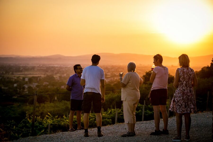 Assisi: Organic Winery Tour with Tastings & Typical Food - Arriving at TILI 21 on Via Cannella