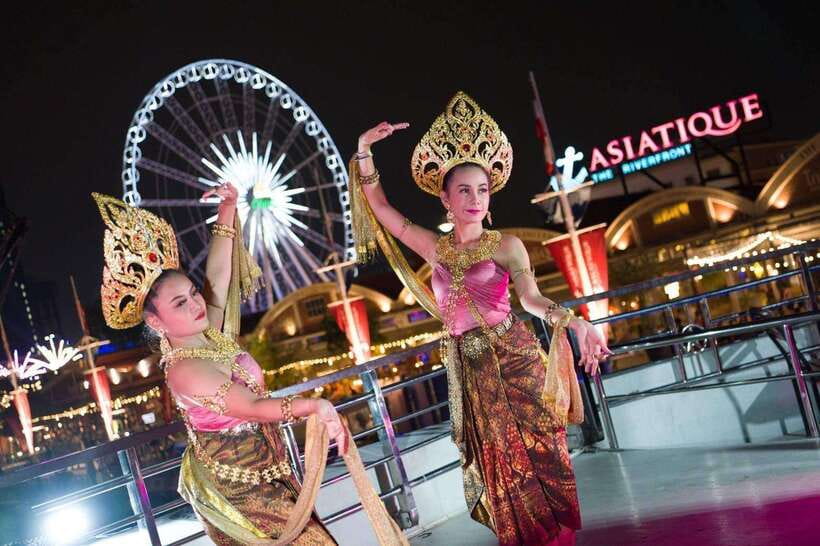 Bangkok: Luxury White Dinner Cruise Free Flow Beer and Wine - What this Bangkok cruise is really like