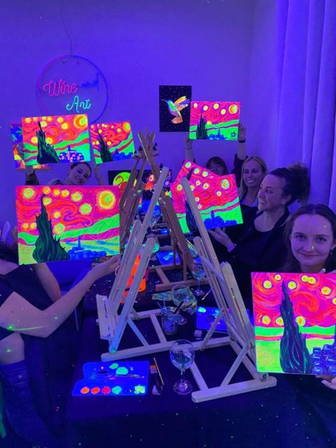 Barcelona: Fluorescent Paint and Wine Workshop - Why the UV lighting changes the experience