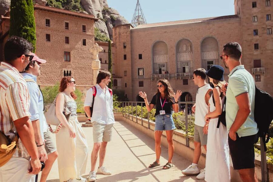 Barcelona: Full-Day Montserrat & Wine Small Group Tour - A relaxed Catalan lunch