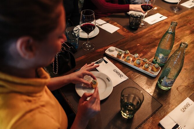 Barcelona: Guided Food Walking Tour with Tapas and Wine - Meeting the guide at Plaça de Correus