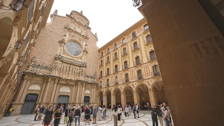 Barcelona: Montserrat Tour with Lunch & Wine Tasting Option - What the timing means