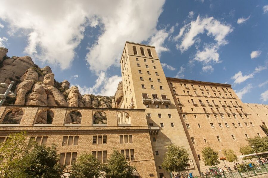 Barcelona: Montserrat with Winery Visit and Farmhouse Lunch - Why this day trip works so well