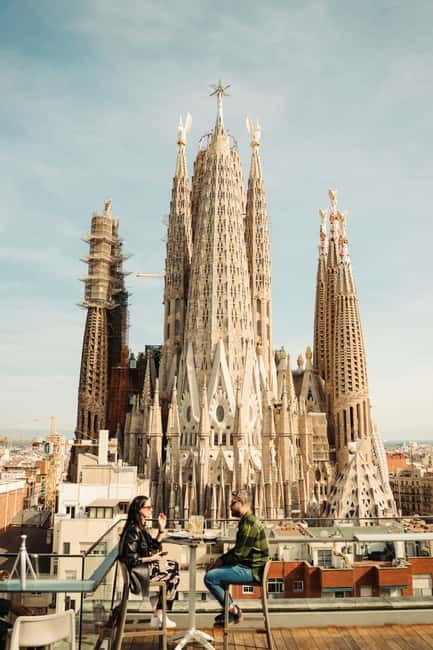 Barcelona: Sagrada Familia Evening Tour with Cava - Entering Sagrada Familia without the long wait