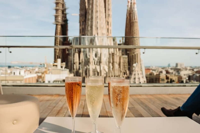Barcelona: Sagrada Familia Evening Tour with Cava - Gaudí’s face, the crypt, and details you could miss