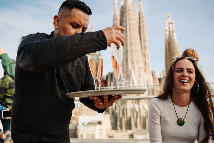 Barcelona: Sagrada Familia Evening Tour with Cava - My call: book it for the guide and the view