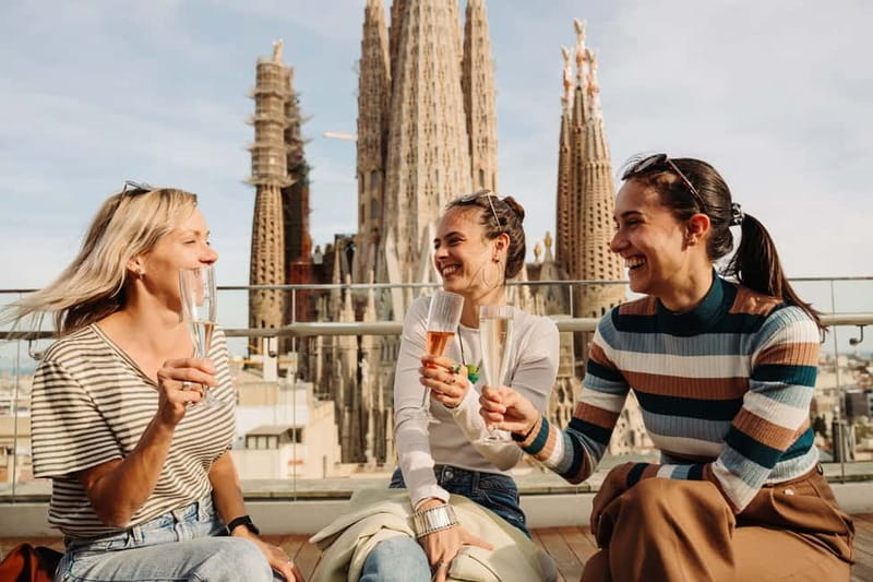 Barcelona: Sagrada Familia Evening Tour with Cava - Studying Gaudí’s façades before entering