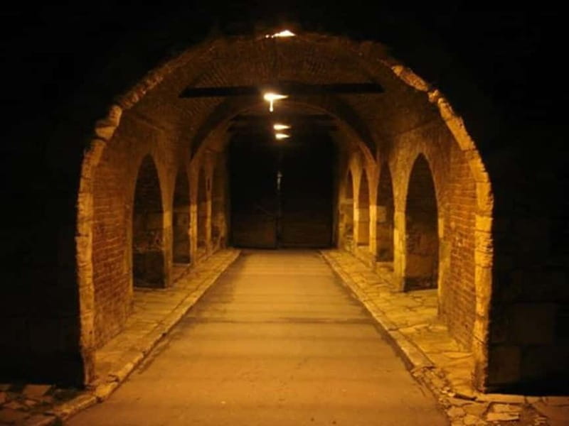 Belgrade: Underground Tour with Glass of Wine - Meeting at Republic Square