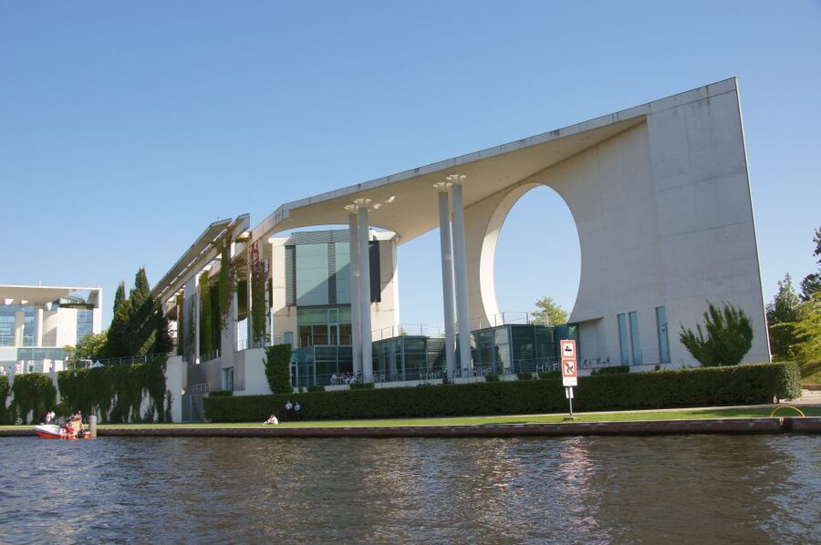 Berlin: Dinner Cruise on the Spree with Prosecco - Choosing between the 3-course and 4-course menus
