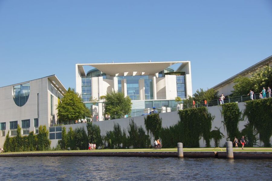 Berlin: Dinner Cruise on the Spree with Prosecco - What happens during the 150-minute cruise