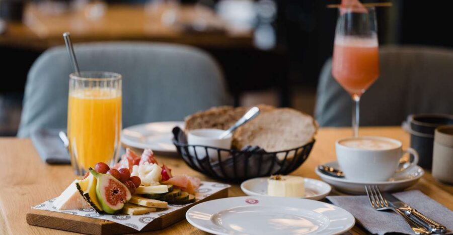 Berlin: Fine Dining Breakfast with Champagne in Schoneberg - A Champagne start in Schöneberg