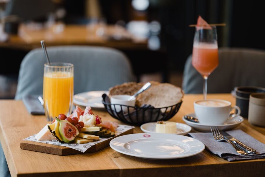 Berlin: Fine Dining Breakfast with Champagne in Schoneberg - Timing your breakfast around Berlin
