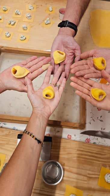 Bologna: Pasta Cooking Class, Ragu & Wine with Local Host - A small home setting with Alessia and POL