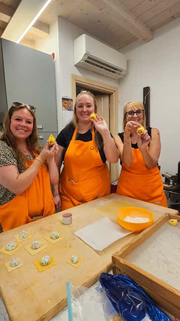 Bologna: Pasta Cooking Class, Ragu & Wine with Local Host - Vegetarian options and dietary planning