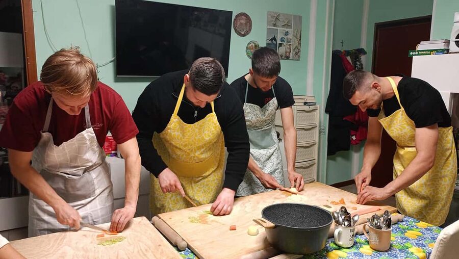 Bologna: Pasta Tagliatelle al Ragu Cooking Class with Wine - A pasta class in a Bologna family home