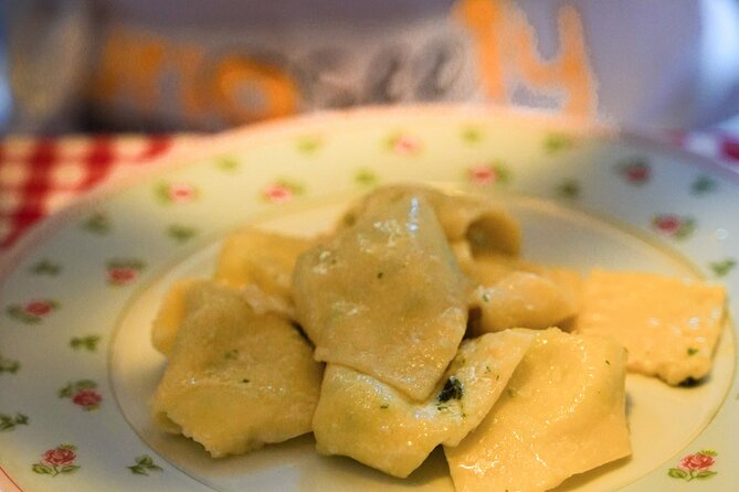Bologna: Tagliatelle & Ragù Home Cooking Class with wine - What the home setting adds, and what it can take away