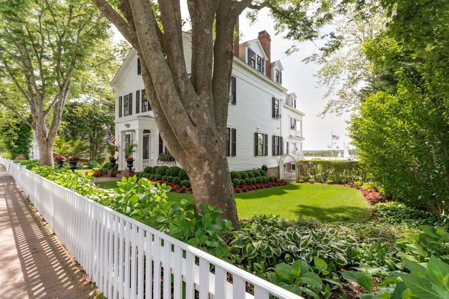 Boston: Martha's Vineyard Day Trip with Optional Island Tour - Food, shopping, and the discount card