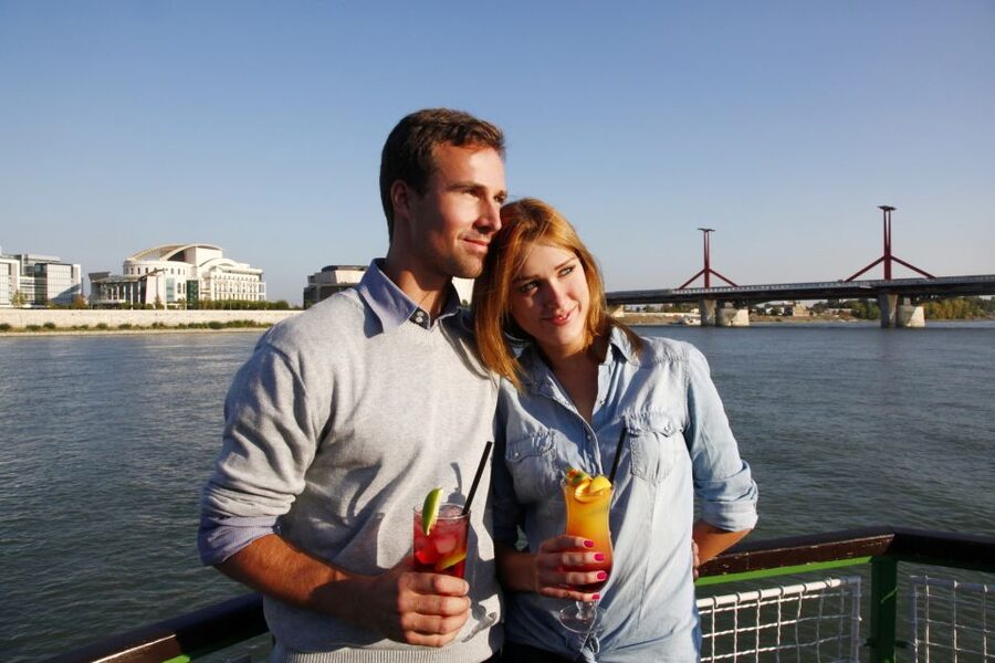 Budapest: 1 hr Sunshine Booze Cruise with Prosecco - Who will enjoy this cruise most
