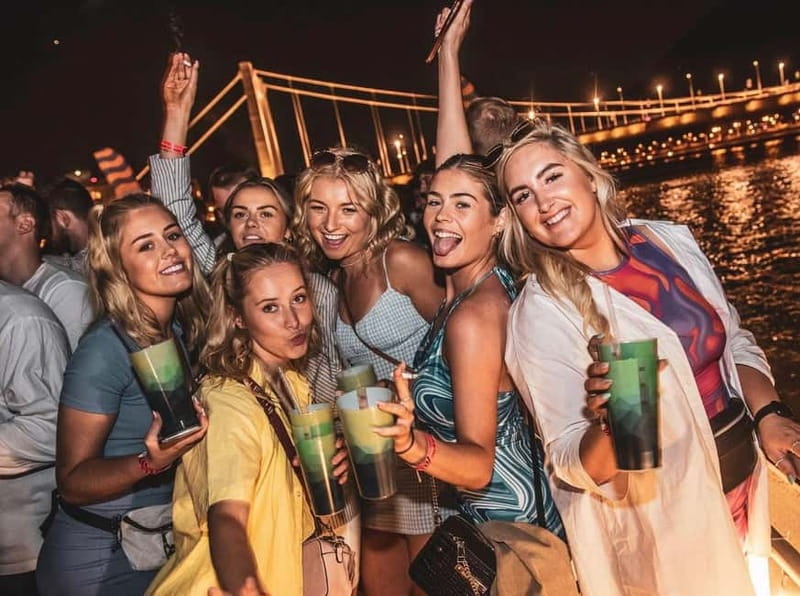 Budapest: Cruise Unlimited Aperol and Prosecco - Boat atmosphere and seating advice