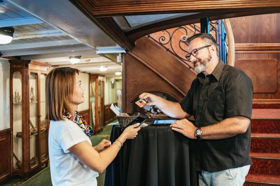 Budapest: Danube River Cruise with Dinner and Prosecco - Practical details that affect your decision