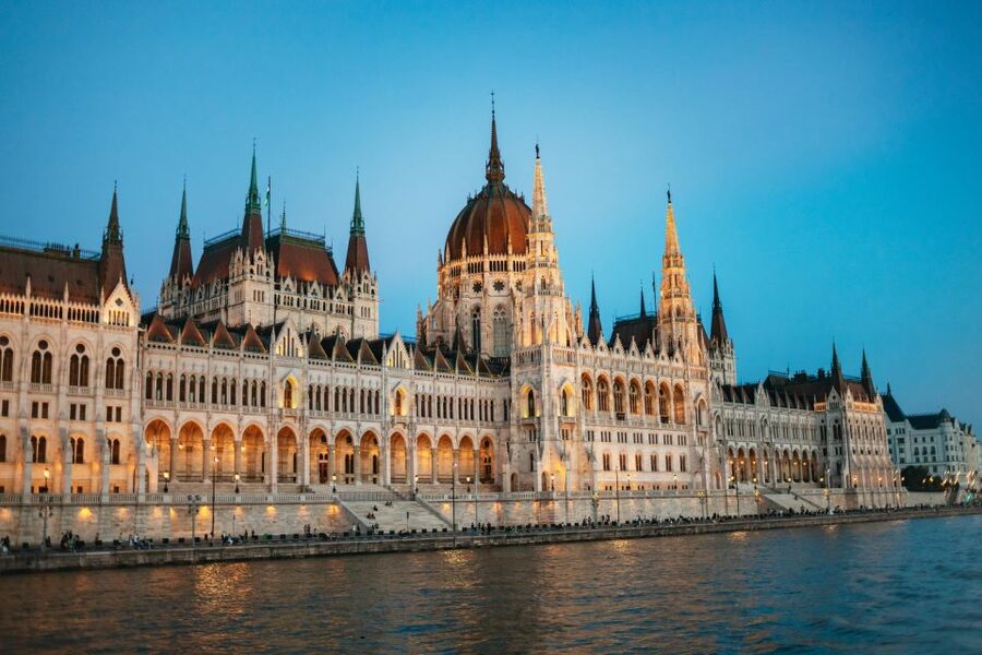 Budapest: Danube River Cruise with Dinner and Prosecco - Why a Danube dinner cruise works so well in Budapest