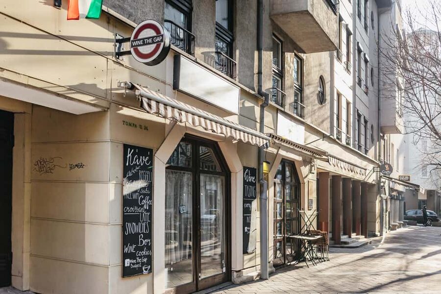 Budapest: Hungarian Wine Tasting with 8 Wines and Tapas - A relaxed lesson rather than a formal wine class