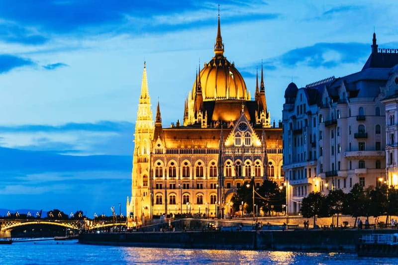 Budapest: Prosecco Dinner Cruise with Live Music - A sunset start beside Elizabeth Bridge