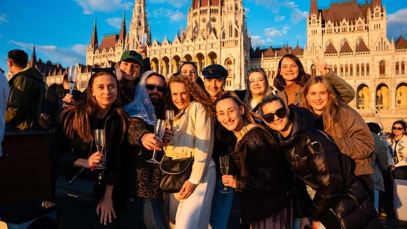 Budapest: Sip and Sail River Cruise with Unlimited Prosecco - Who should book this cruise?