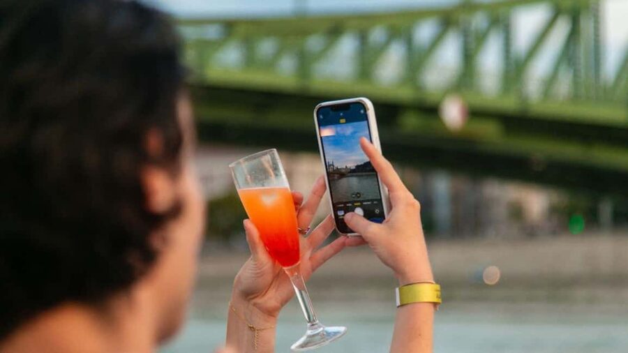 Budapest: Sip & Sail Danube Cruise with Prosecco Cocktails - The return north and Budapest after dark