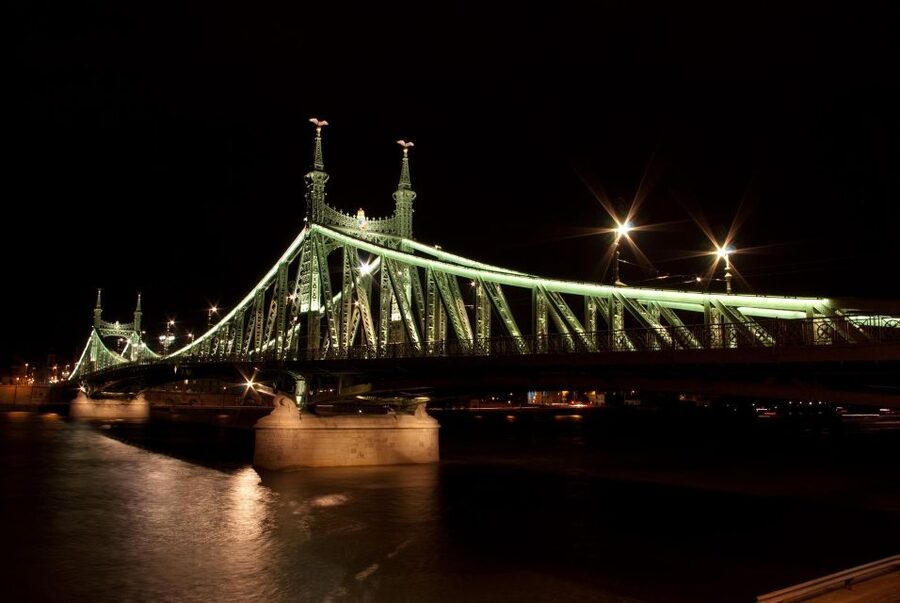 Budapest: Unlimited Prosecco and Wine Sightseeing Cruise - A quick hour of Budapest from the Danube