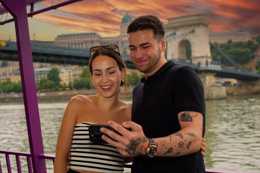 Budapest: Unlimited Prosecco and Wine Sightseeing Cruise - The atmosphere onboard