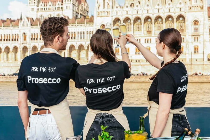 Budapest: Unlimited Prosecco, Beer and Aperol Spritz Cruise - What the 75-minute route gives you